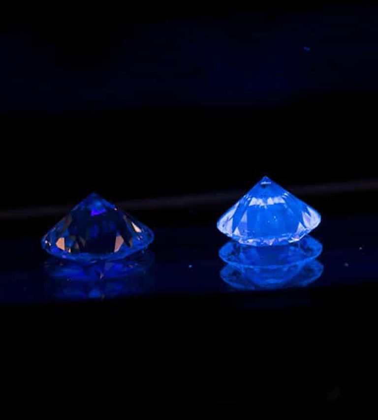 test de fluorescence de deux diamants